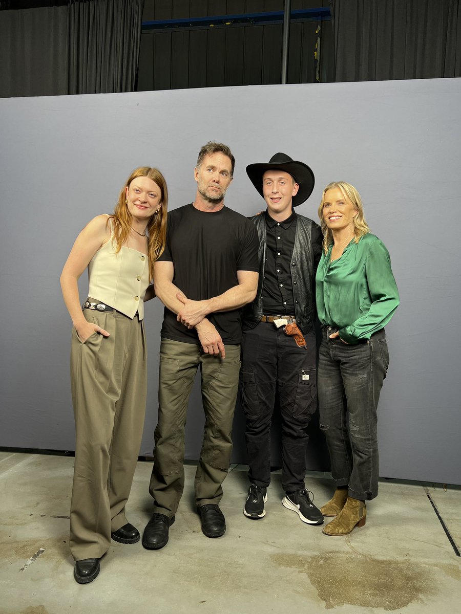 comconmanc's tweet image. Not even walkers could keep us from this photo op! Fear the Walking Dead take on Comic Con Manchester 🧟♂️