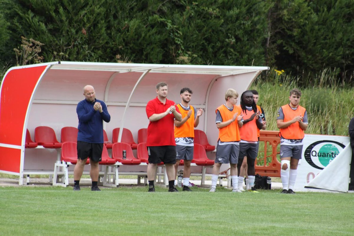 A minute round of applause to honour the legend Joey Jones at our match today. 

“Remeber those on the way up, because you’ll meet them on your way down” Joeys Words 💔