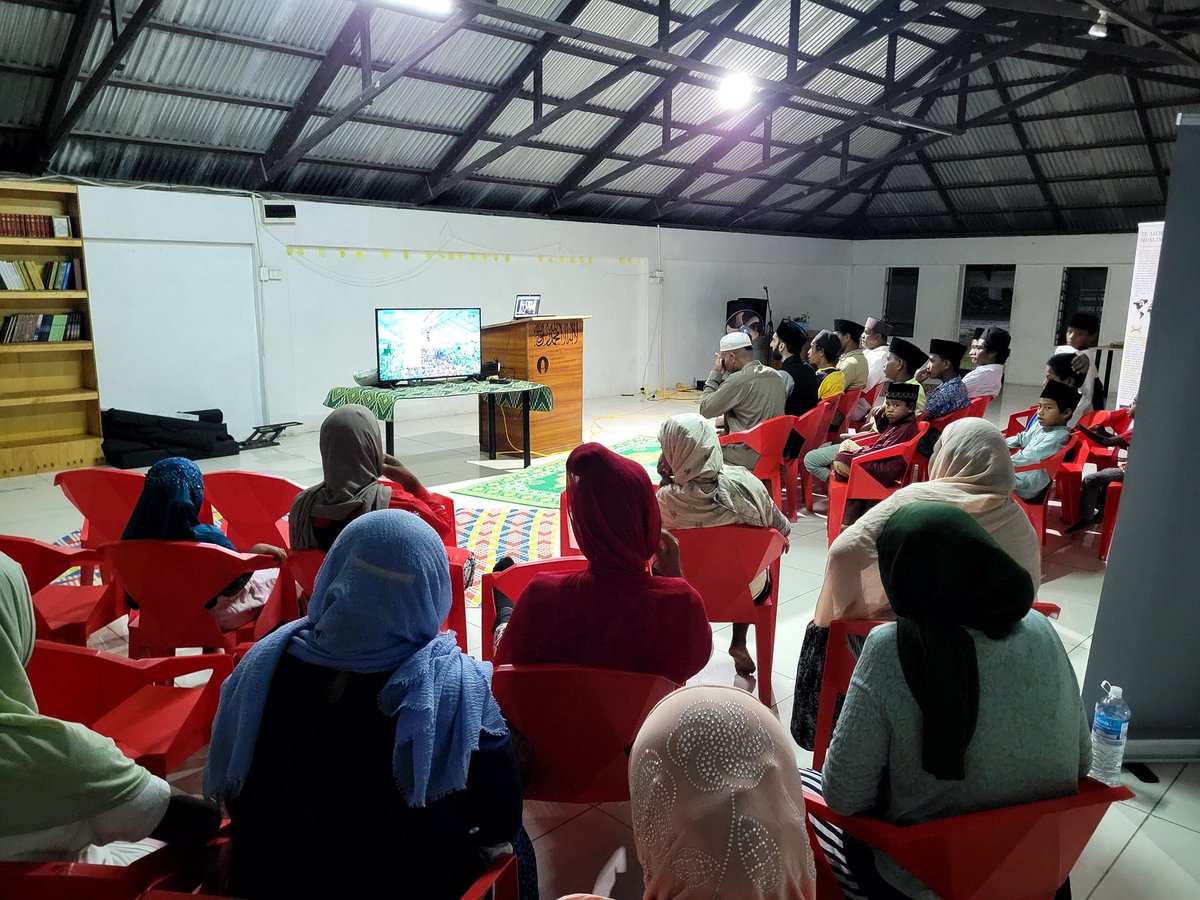 KiribatiMuslims's tweet photo. Despite it being 3 AM local time, Alhamdulillah, members of the Kiribati Jama'at listened to the @JalsaUK address of Huzoor (AA) together and were blessed to have the opportunity for beloved Huzoor to see us virtually! 

@JalsaConnect
#JalsaConnect #JalsaUK2025 https://t.co/a9O1LsvvFD