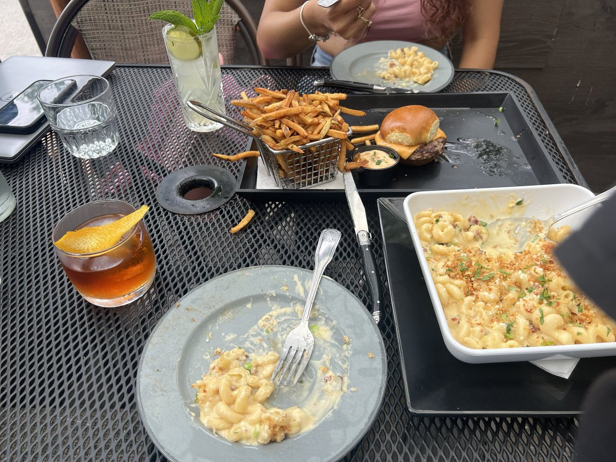 CryptoeJammin's tweet image. Mac n cheese
Sliders
Old fashions & mojitos 😮💨🤌
I’d call it a good day 😎🥃✨
Happy weekend LEGENDSZ 🔥