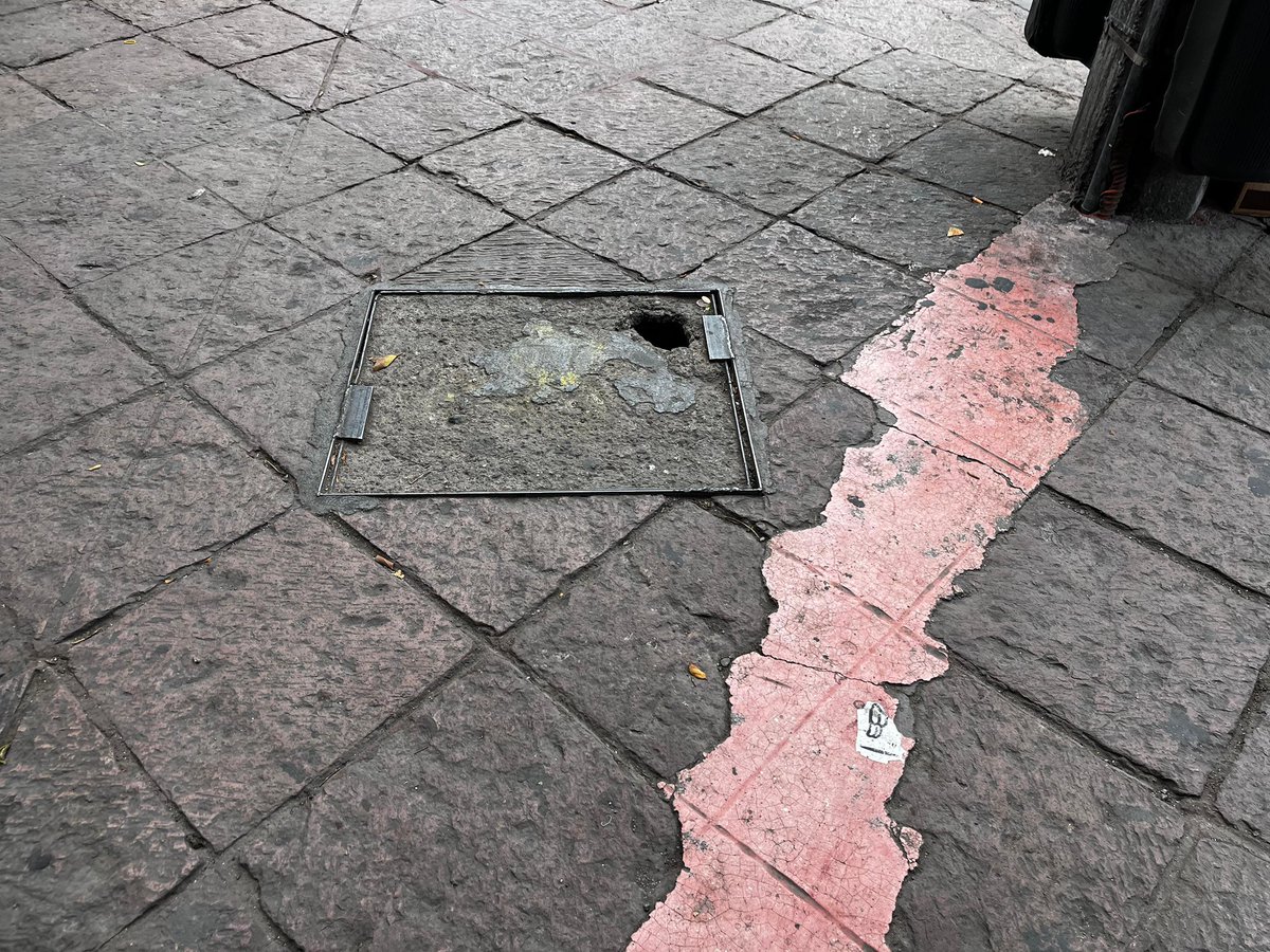 AlertaQro's tweet image. 👷🏻♂️🚧Reparan las banquetas deterioradas del Centro Histórico de #Querétaro
📞La ciudadanía puede reportar al 070 las banquetas en mal estado del #CentroHistórico
Más información⤵️
wp.me/p8iMZT-Xm8