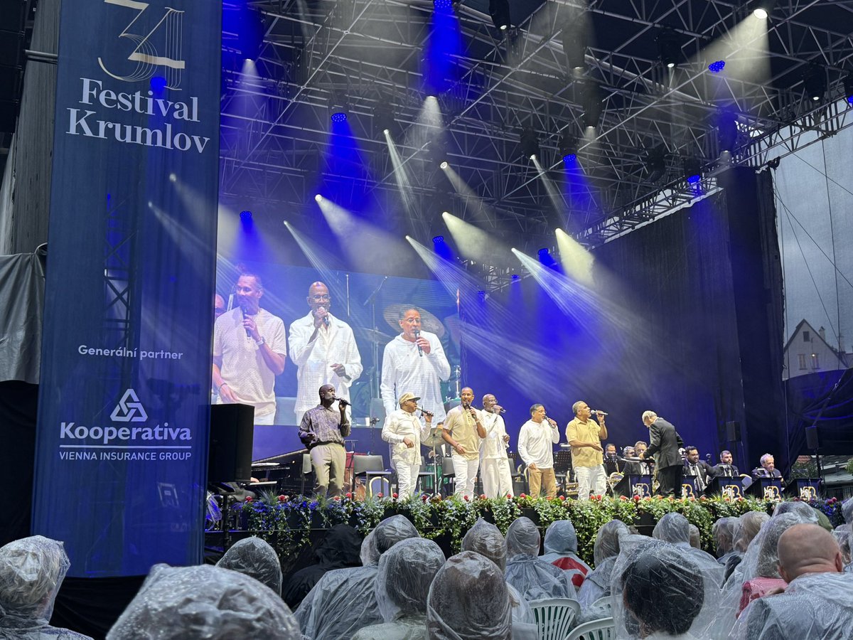 smucler's tweet image. TAKE6 zpívali prezidentům USA, mají spoustu Grammy a dnes hrají s Orchestrem Gustava Broma v Krumlově. Ano, 🌧️, jako vždy, ale to nevadí. Krumlov je město pro vyznavače památek hudby a 🌧️.😁