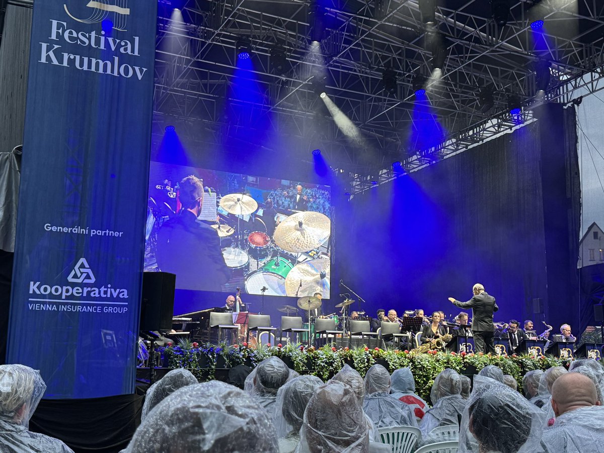 smucler's tweet image. TAKE6 zpívali prezidentům USA, mají spoustu Grammy a dnes hrají s Orchestrem Gustava Broma v Krumlově. Ano, 🌧️, jako vždy, ale to nevadí. Krumlov je město pro vyznavače památek hudby a 🌧️.😁