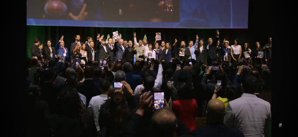 R4min369's tweet image. میگفتند رهبرانشون در زندانند!
آسیب دیدهها که همانا مبارزان میدانی و واقعی هستند و خانوادههای داغدار، همه پشت شهریار ایران ایستادند.