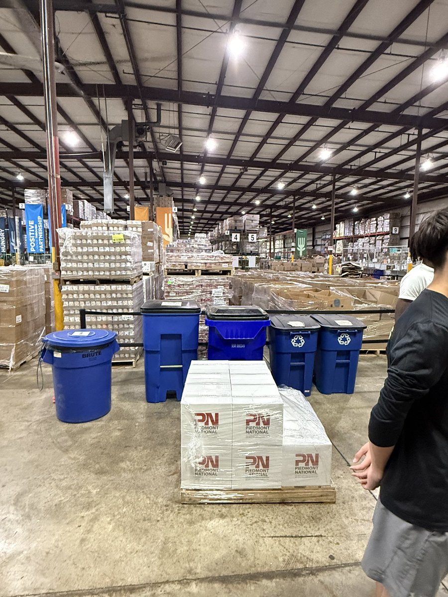 HewittTVLHoops's tweet image. A group of our Hewitt-Trussville Basketball coaches &amp;amp; players volunteered at the Community Food Bank of Central Alabama

enjoyed our time serving &amp;amp; giving back together!

7000 pounds of food, 350 boxes, one box feeds a family of 4 for a week!

#TodayMatters | @HewittAthletics