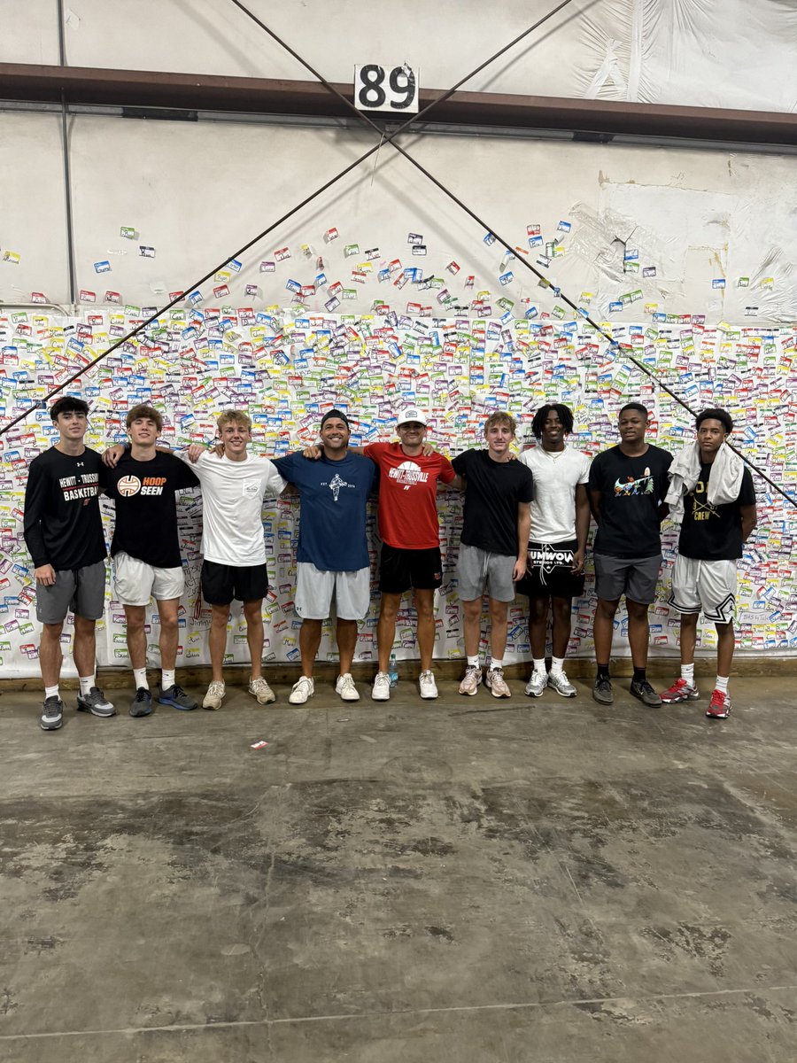 HewittTVLHoops's tweet image. A group of our Hewitt-Trussville Basketball coaches &amp;amp; players volunteered at the Community Food Bank of Central Alabama

enjoyed our time serving &amp;amp; giving back together!

7000 pounds of food, 350 boxes, one box feeds a family of 4 for a week!

#TodayMatters | @HewittAthletics