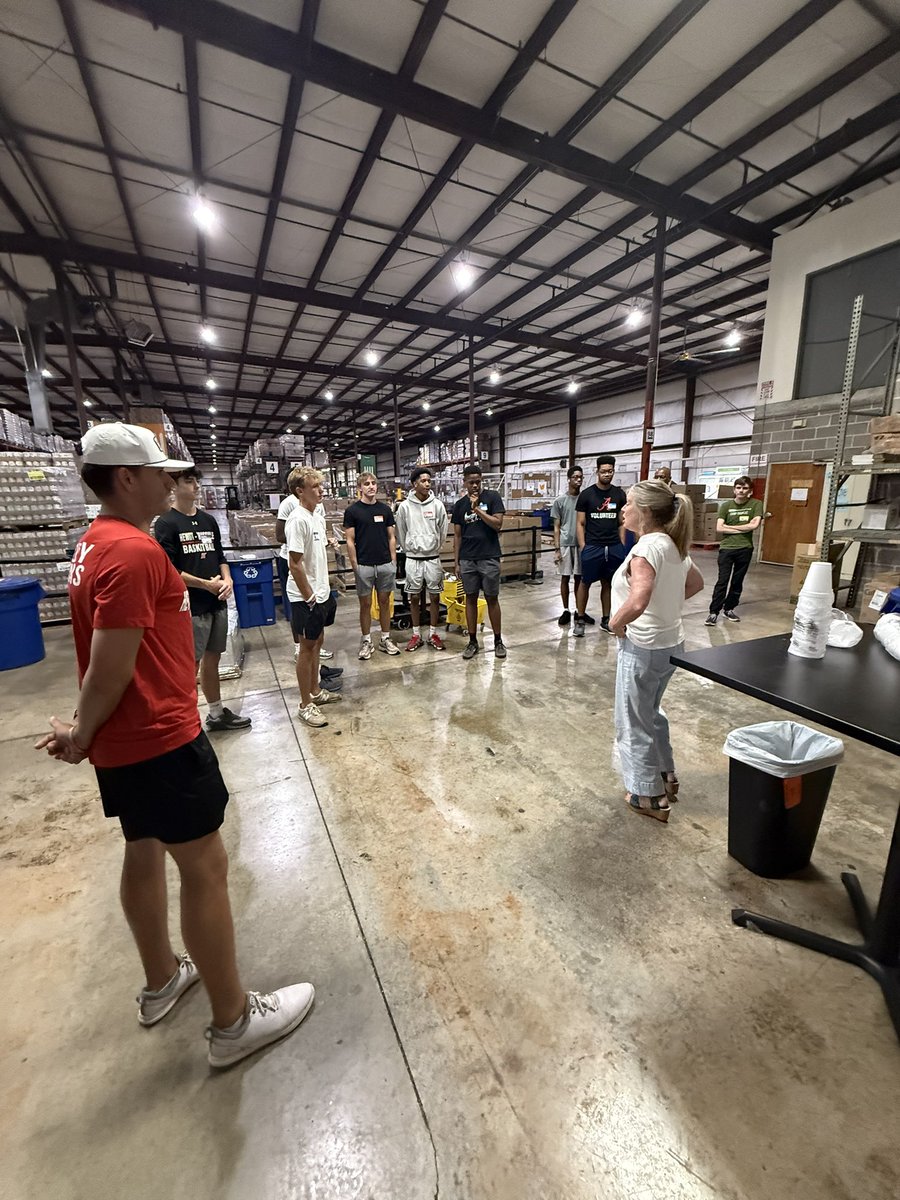 HewittTVLHoops's tweet image. A group of our Hewitt-Trussville Basketball coaches &amp;amp; players volunteered at the Community Food Bank of Central Alabama

enjoyed our time serving &amp;amp; giving back together!

7000 pounds of food, 350 boxes, one box feeds a family of 4 for a week!

#TodayMatters | @HewittAthletics