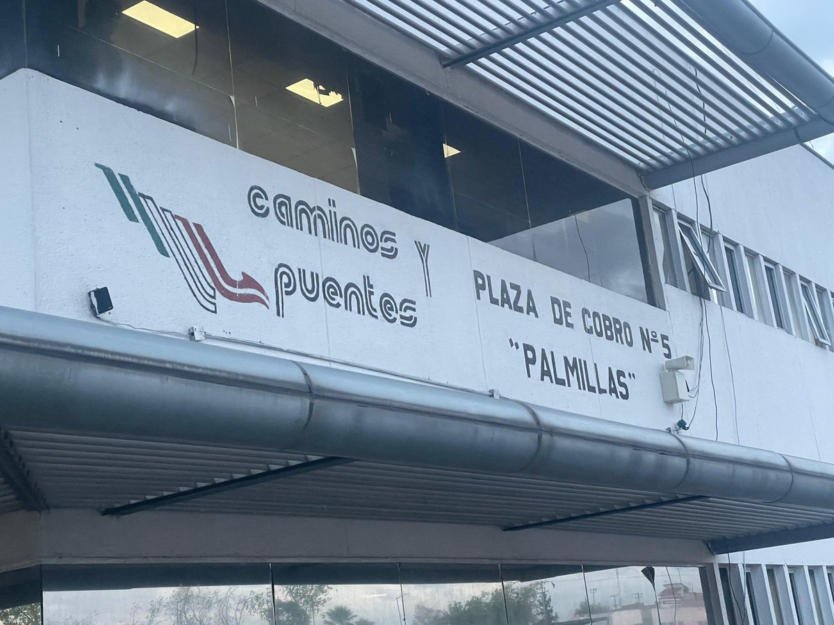 AlertaQro's tweet image. 🛣️🚙 Cerca de 10 mil vehículos pasan cada cuatro horas de la caseta de Palmillas por temporada vacacional.
📈La Guardia Nacional comentó que esto representa un incremento del 70% durante la temporada baja.
Más detalles👇🏻
wp.me/p8iMZT-Xmc