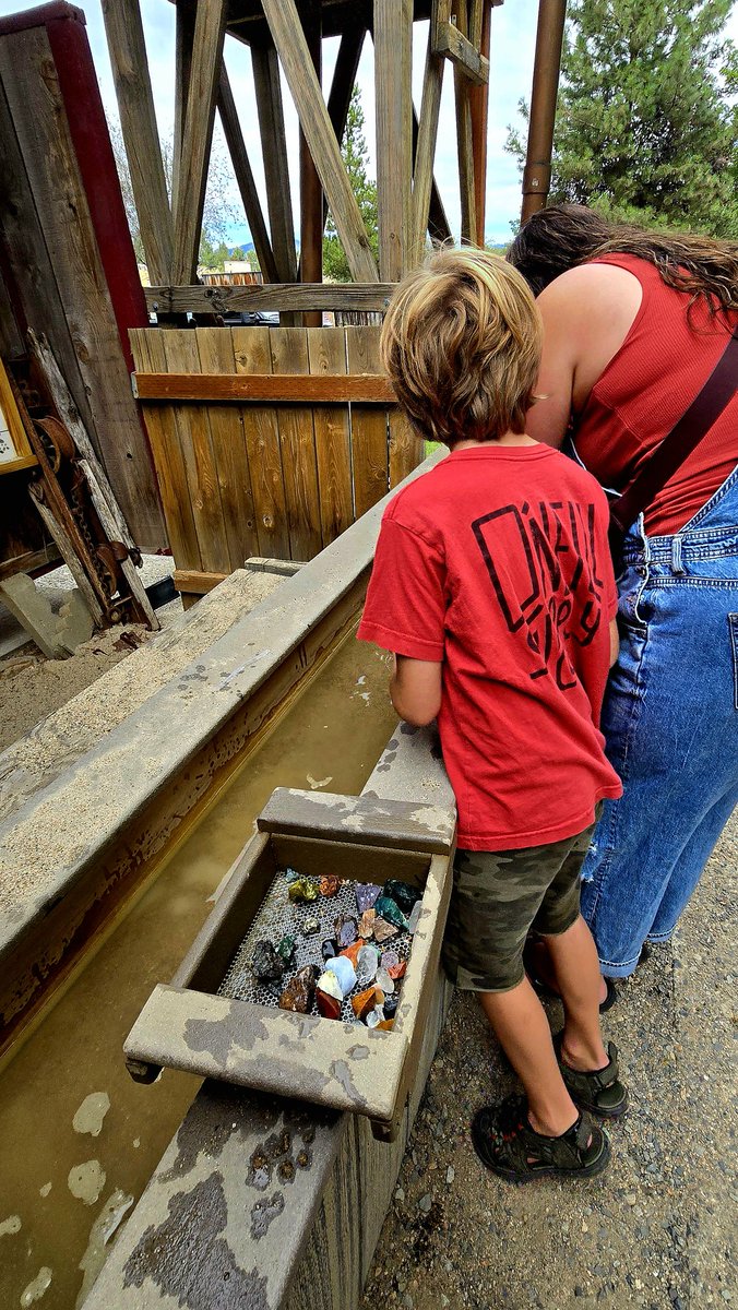 MailboatN's tweet image. A trip to the old Silver Queen Mine. The boys struck it rich, panning up a variety of fossils, crystals, and minerals. Then, after a hard day at the mine. It was time to relax and get some chair time with mom.