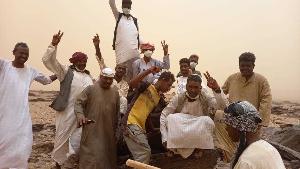 WakeepAr's tweet image. الشركة السودانية للموارد المعدنية تبدأ تنفيذ قرار إزالة أحواض استخلاص الذهب باستخدام مادة السيانيد بمنطقة حلة يونس غربي محلية بربر بولاية نهر النيل، وبدأ تنفيذ القرار الصادر من نيابة المعادن بالتزامن مع دخول اعتصام أهالي المنطقة يومه الخامس عشر احتجاجًا على استخدام المواد…