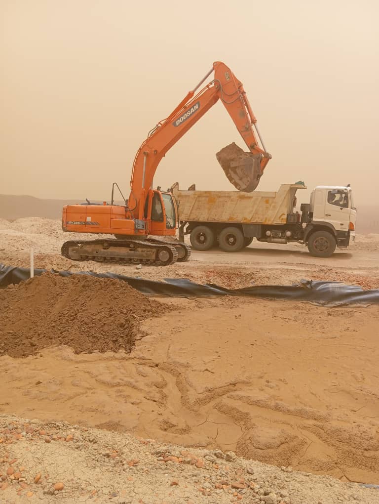 WakeepAr's tweet image. الشركة السودانية للموارد المعدنية تبدأ تنفيذ قرار إزالة أحواض استخلاص الذهب باستخدام مادة السيانيد بمنطقة حلة يونس غربي محلية بربر بولاية نهر النيل، وبدأ تنفيذ القرار الصادر من نيابة المعادن بالتزامن مع دخول اعتصام أهالي المنطقة يومه الخامس عشر احتجاجًا على استخدام المواد…