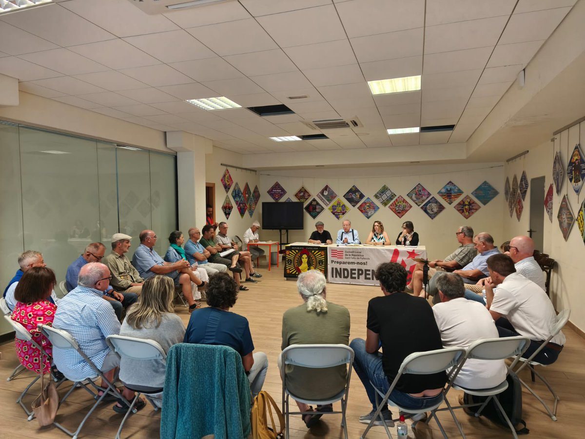 ConsellRep's tweet image. 📸 El president @JordiDomingoGM es va trobar l'altre dia a Sant Feliu de Pallerols amb representants dels Consells Locals de les comarques gironines.
Entre tots treballem amb determinació per enfortir el Consell i portar-lo al seu màxim potencial: esdevenir l’embrió de la futura…