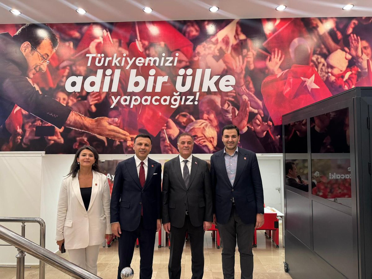 ozgurcelikchp's tweet image. “Zulmün topu var, güllesi var, kal’ası varsa,
Hakkın da bükülmez kolu, dönmez yüzü vardır;
Göz yumma güneşten, ne kadar nûru kararsa
Sönmez ebedî, her gecenin gündüzü vardır.”
Ekrem İmamoğlu zindanlara sığmaz, duvarlar bizi ayıramaz!
Genel Başkanımız Özgür Özel’in öncülüğünde…