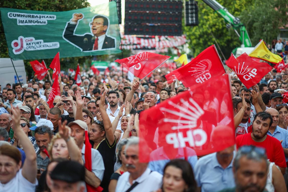 ozgurcelikchp's tweet image. “Zulmün topu var, güllesi var, kal’ası varsa,
Hakkın da bükülmez kolu, dönmez yüzü vardır;
Göz yumma güneşten, ne kadar nûru kararsa
Sönmez ebedî, her gecenin gündüzü vardır.”
Ekrem İmamoğlu zindanlara sığmaz, duvarlar bizi ayıramaz!
Genel Başkanımız Özgür Özel’in öncülüğünde…