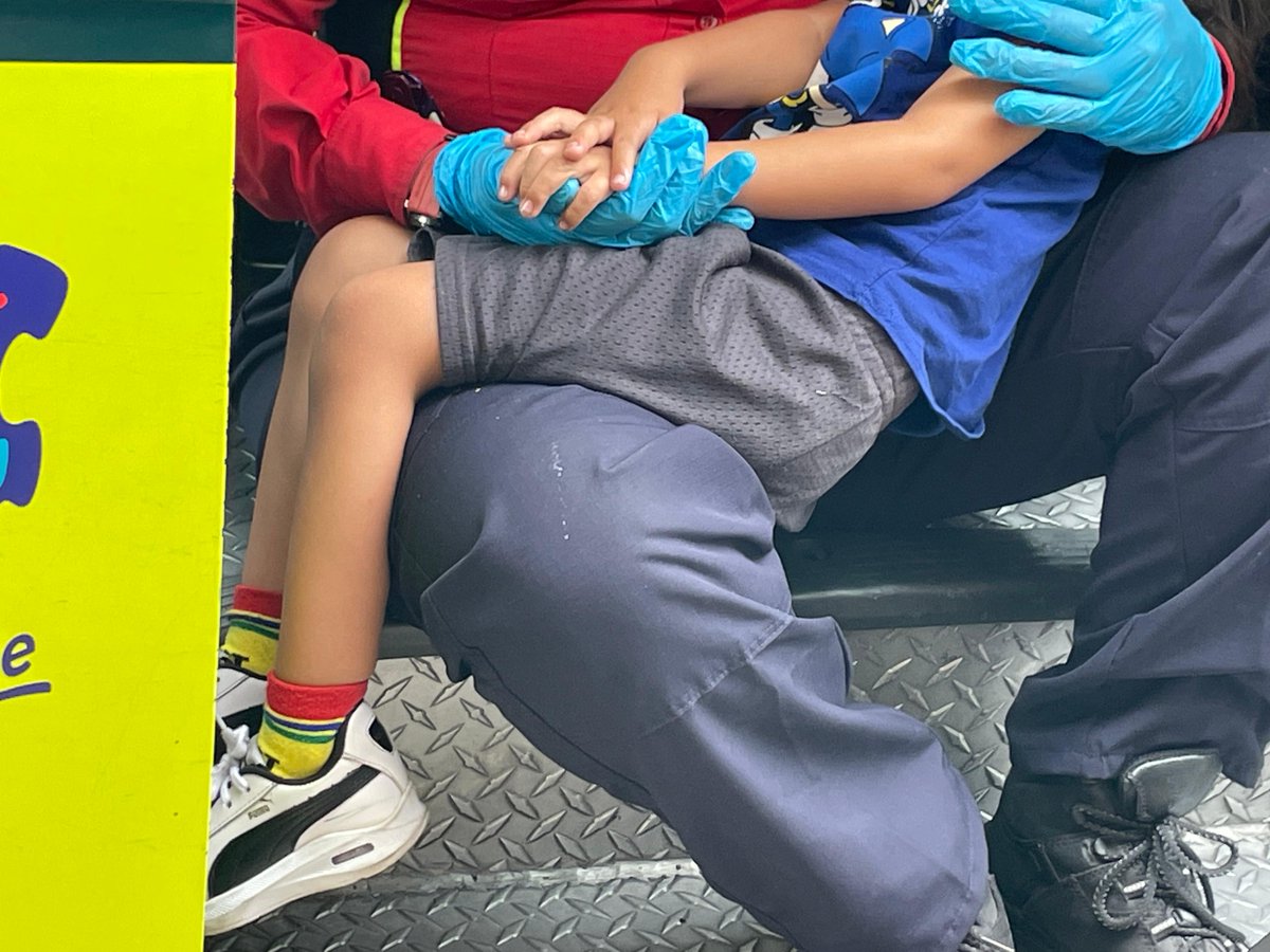 AztecaNoticiaGT's tweet image. Una mujer de 25 años fue víctima de un hecho armado ocurrido en la 22 calle y 14 avenida de la colonia Villa Lobos 1 en la zona 12 de Villa Nueva. Los @bomberosmuni confirmaron que la mujer había fallecido a causa de las heridas, además, cuando ocurrió el ataque un niño de 3 años…