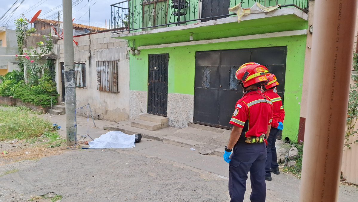 AztecaNoticiaGT's tweet image. Una mujer de 25 años fue víctima de un hecho armado ocurrido en la 22 calle y 14 avenida de la colonia Villa Lobos 1 en la zona 12 de Villa Nueva. Los @bomberosmuni confirmaron que la mujer había fallecido a causa de las heridas, además, cuando ocurrió el ataque un niño de 3 años…
