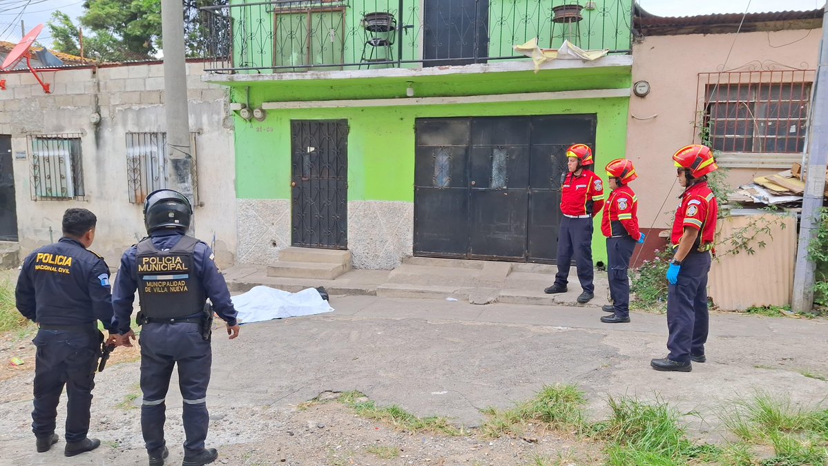 AztecaNoticiaGT's tweet image. Una mujer de 25 años fue víctima de un hecho armado ocurrido en la 22 calle y 14 avenida de la colonia Villa Lobos 1 en la zona 12 de Villa Nueva. Los @bomberosmuni confirmaron que la mujer había fallecido a causa de las heridas, además, cuando ocurrió el ataque un niño de 3 años…
