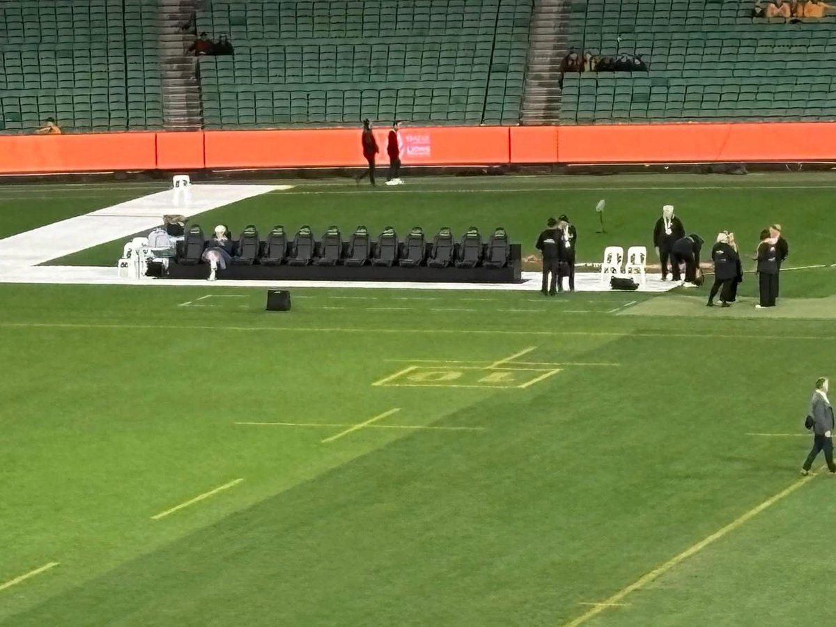 jaredwright17's tweet image. Lions bench: Wallabies bench:
Also, how the 50/50 calls went.
