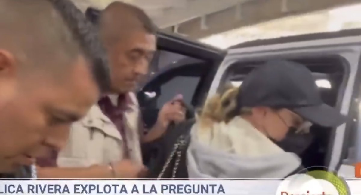 Fanvg28's tweet image. Angélica Rivera dice que no le corresponde hablar sobre el presunto enriquecimiento ilícito de Peña Nieto, y de los cubiertos, cuadros y mobiliario de los Pinos que se chingó si podrá hablar? 🤔