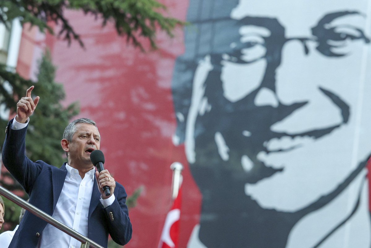 dk_imamoglu's tweet image. Bugün Ankara’da yalnızca bir ofisin kapılarını açmadık… Bugün, hep birlikte hayalini kurduğumuz geleceğe ilk adımı attık. Bu özel günde, sevgili eşim, Cumhurbaşkanı Adayımız Ekrem İmamoğlu açılışta aramızda olamasa da, aynı umutla, aynı inançla yüreği bizimleydi.…