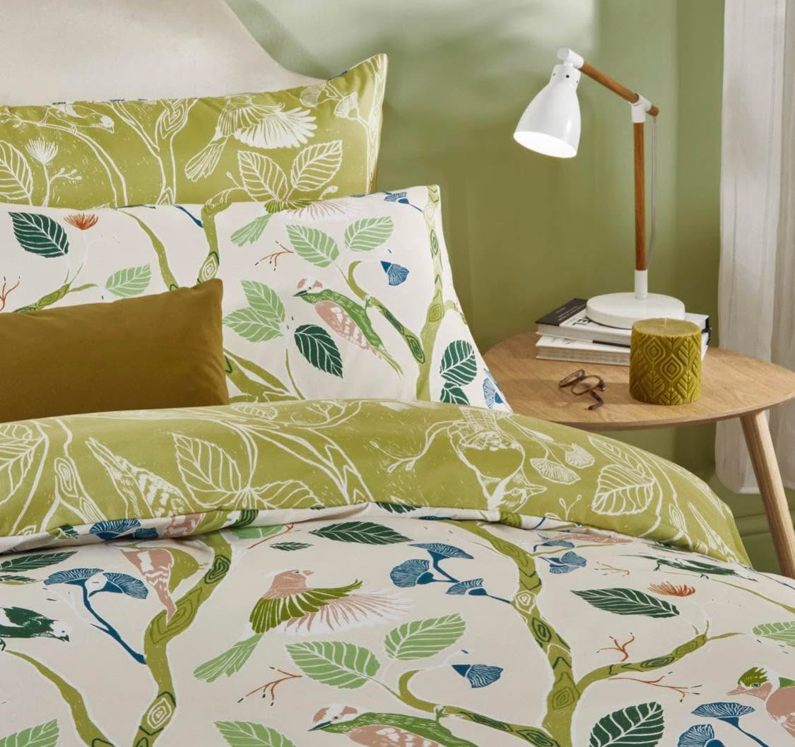 LumpyandFriends's tweet image. Transform any bedroom into an oasis of calm with the Woodlow Printed Duvet Cover Set. Featuring an intricate design of hand-drawn tropical birds perched gracefully among flowing botanicals, it combines artistry and precision in a stunning reversible print. Delicate shades and…