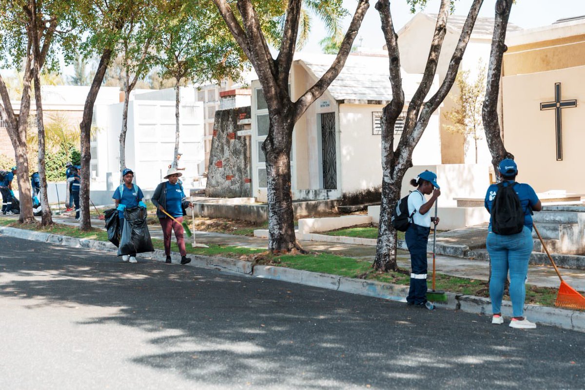 ElRetoso's tweet image. La Alcaldía del DN intensifica la limpieza en cementerios Cristo Redentor, Barrio Obrero y Máximo Gómez. Con 116 obreros, áreas comunes impecables y seguras.
Estará todo acondicionado para que visiten los difuntos, se atreven a llevar media y boxer también al cementerio😒…