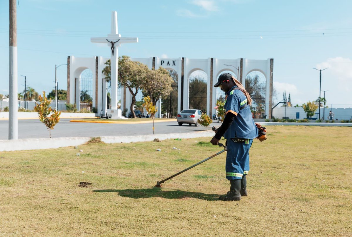 ElRetoso's tweet image. La Alcaldía del DN intensifica la limpieza en cementerios Cristo Redentor, Barrio Obrero y Máximo Gómez. Con 116 obreros, áreas comunes impecables y seguras.
Estará todo acondicionado para que visiten los difuntos, se atreven a llevar media y boxer también al cementerio😒…