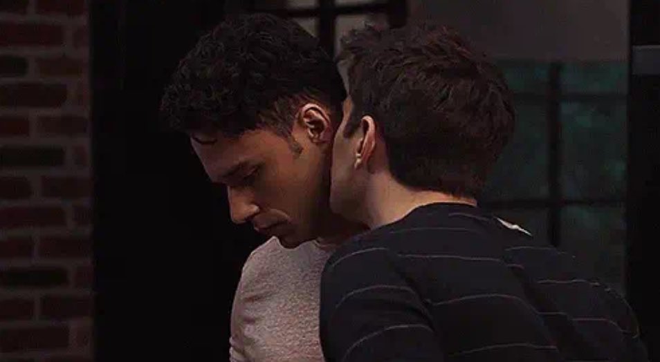 ronsbee's tweet image. neck kiss 🫠