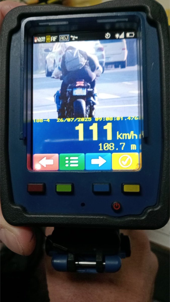 EPTC_POA's tweet image. 16h30 - ⚠️ Mais dois flagrantes de irresponsabilidade a mais de 100 km/h na rua Pereira Franco e na Av. Assis Brasil, onde o limite é de 60 km/h.

🚨 A infração é gravíssima e estes motoristas terão a suspensão do direito de dirigir.

#FaçaSuaParte #EPTCéEducação