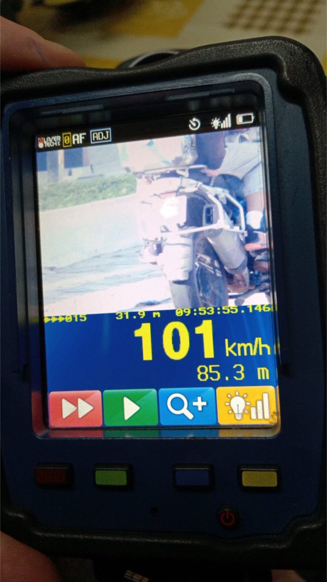 EPTC_POA's tweet image. 16h30 - ⚠️ Mais dois flagrantes de irresponsabilidade a mais de 100 km/h na rua Pereira Franco e na Av. Assis Brasil, onde o limite é de 60 km/h.

🚨 A infração é gravíssima e estes motoristas terão a suspensão do direito de dirigir.

#FaçaSuaParte #EPTCéEducação