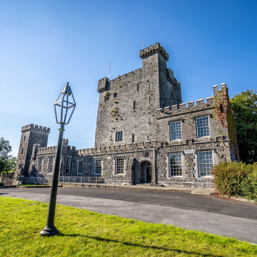 🛡️✨ Step into the past at Knappogue Castle for a night of medieval magic! Feast on a 4-course banquet by candlelight 🍖🍷, enjoy harp + fiddle tunes 🎶 &amp; tales of chivalry 🏰

Learn more: visitclare.ie/attractions/kn…

🎟️ Book now! #VisitClare #KnappogueCastle #MedievalBanquet