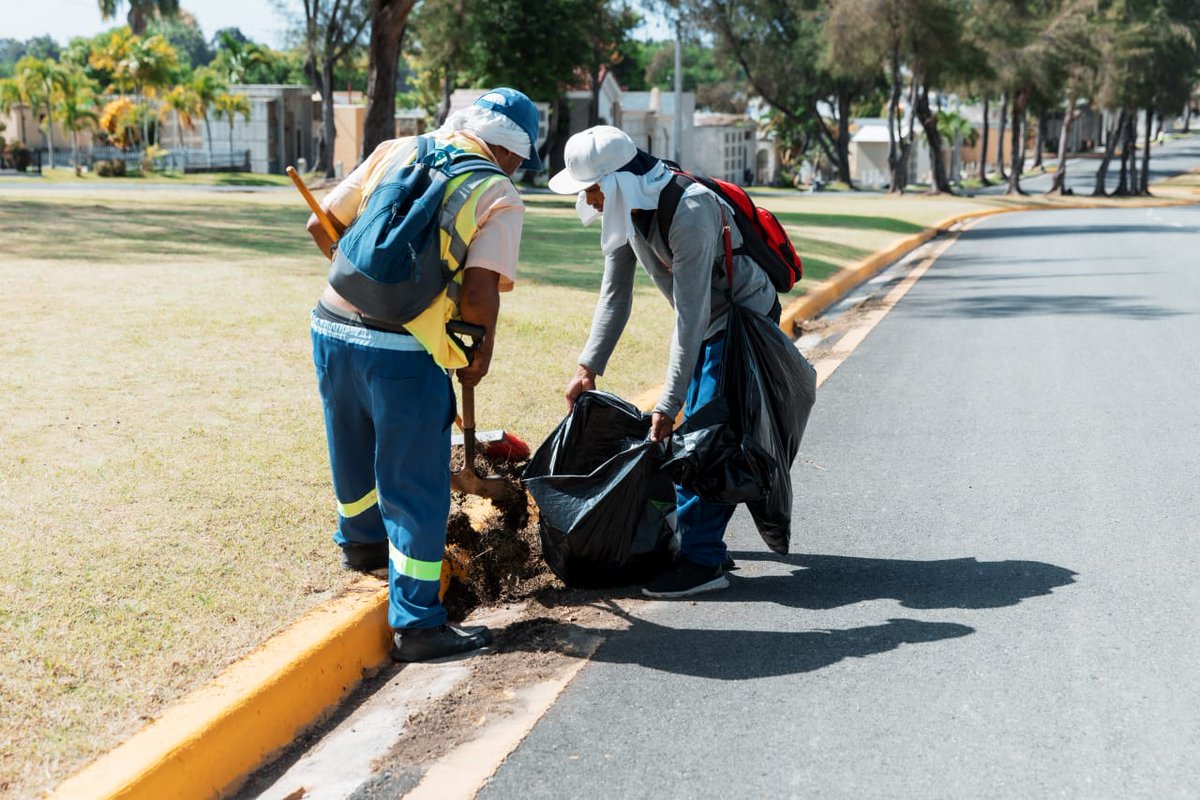 jimenezxl's tweet image. Más de 100 trabajadores de la #AlcaldiaDN están manos a la obra para que los cementerios del DN estén en óptimas condiciones este domingo Día de los Padres. Un gesto de respeto y cariño a los que ya no están.