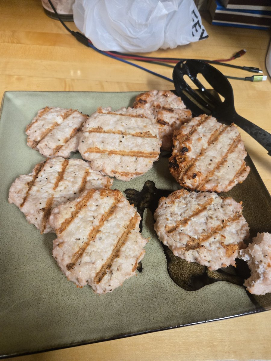 VampykinzVT's tweet image. I grilled for the first time, and I'm so proud of me ! I will say the baby bats helped with prep, and wolfman started the grill up for me ^,..,^. P S This was on Thursday, lol