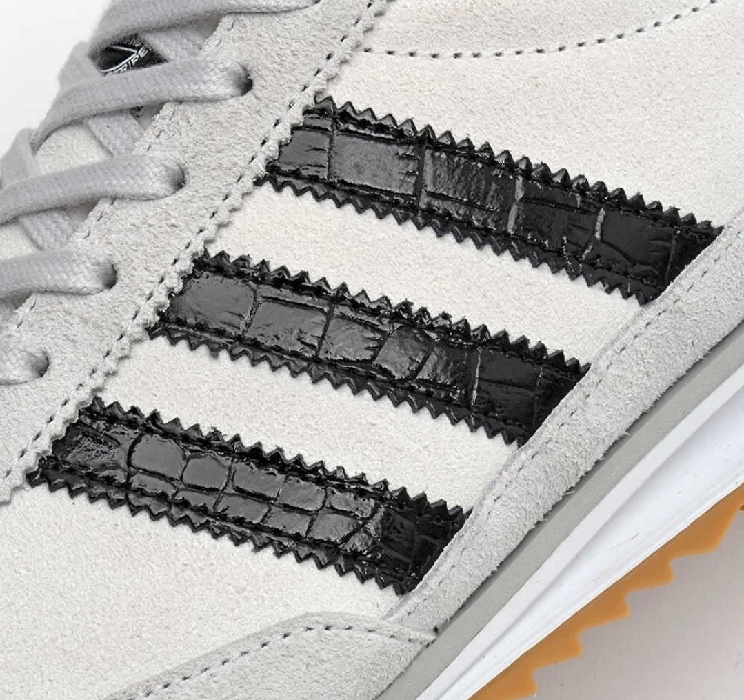 adiFamily (@adifamily_) on Twitter photo adidas × Safari SL72
Launching exclusively in Japan adidas × Safari SL72
Launching exclusively in Japan