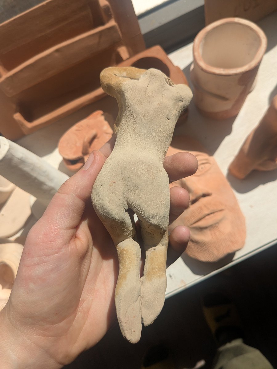 Interstitials's tweet image. I came across an artist in mohammedia and he was kind enough to share some studio space + resources with me :) a simple form in 15 mins