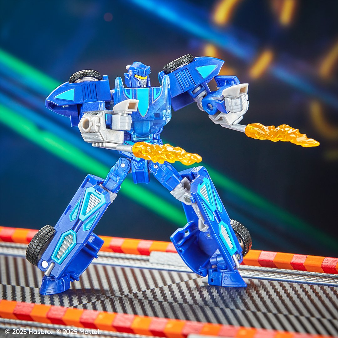 HasbroPulse's tweet image. #HotWheels x #Transformers collab incoming!
#TwinMill and #BoneShaker collide with 5-inch converting robot modes, flame accessories, and serious shelf presence!
Pre-order today on #HasbroPulse at 5pm ET!