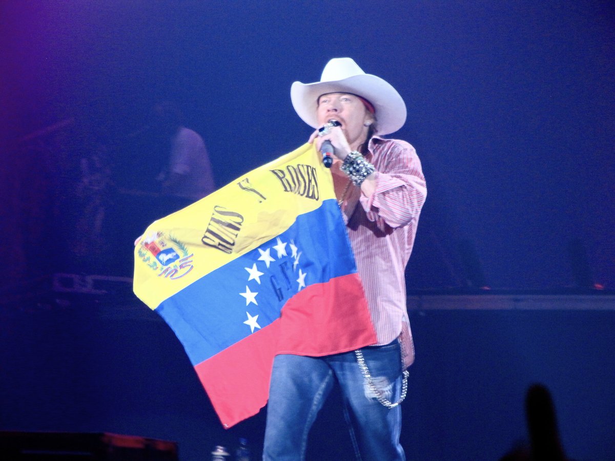 DALL97m's tweet image. Caracas, Venezuela, 2010. Axl Rose, vocalista de Guns n´Roses sosteniendo la bandera venezolana en el Poliedro de Caracas.