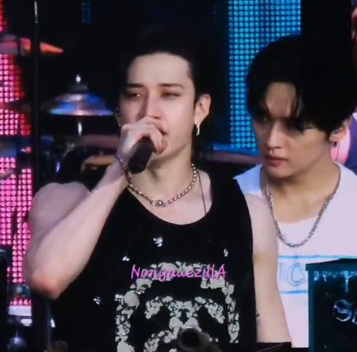 minchanthingz's tweet image. “having a boyfriend is funny cause he’s right behind me isn’t he”
