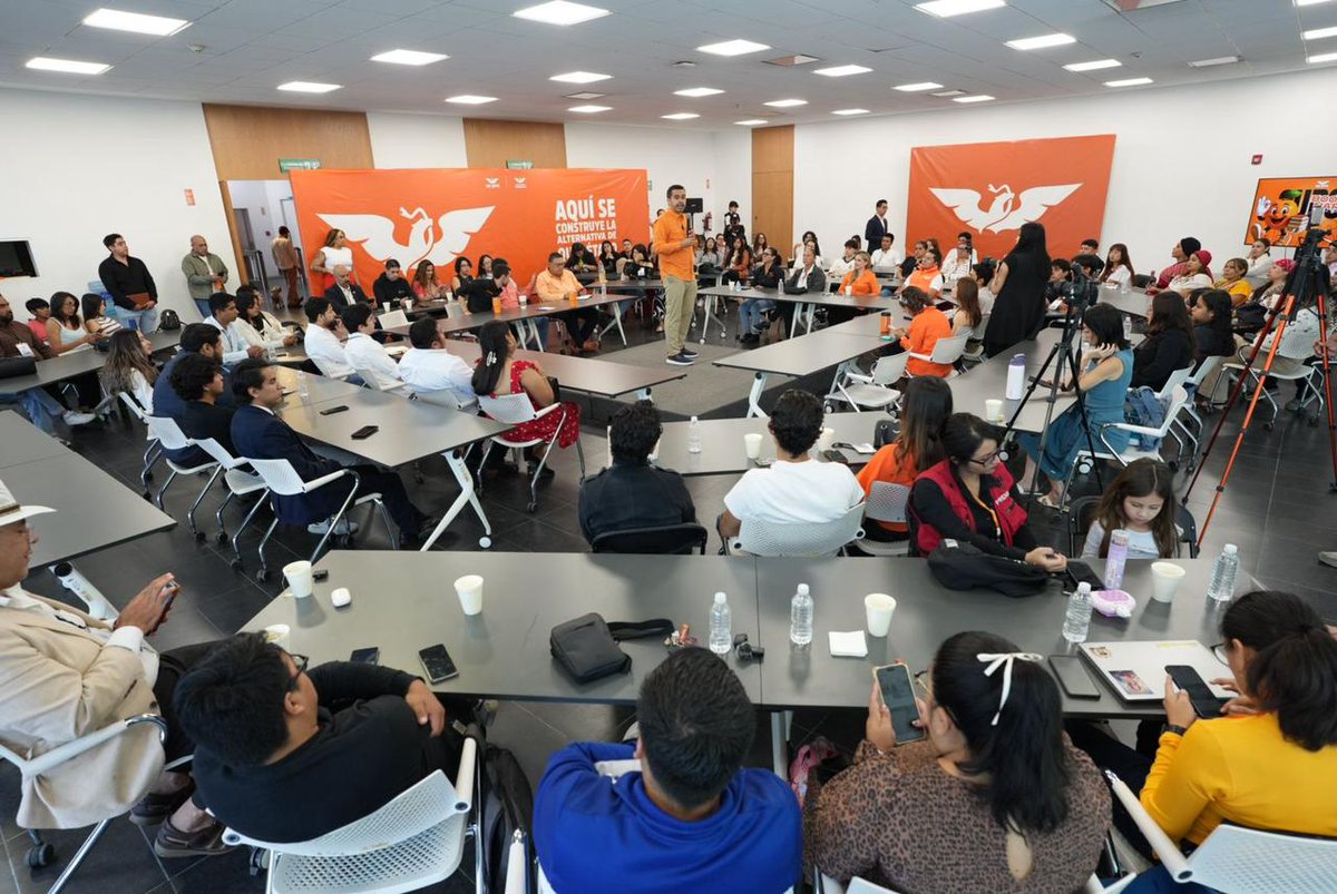 Círculo Noticias Querétaro (@cnqueretaro) on Twitter photo #Política 🧑🏻🦱 | Jorge Álvarez Máynez asiste al cierre del Bootcamp Naranja de <a href="/Pospital/">Paul Ospital</a> 🍊
• El evento reunió a jóvenes queretanos para fomentar liderazgo, pensamiento crítico y participación ciudadana desde Movimiento Ciudadano. 👉🏽 n9.cl/fi8qwi #Política 🧑🏻🦱 | Jorge Álvarez Máynez asiste al cierre del Bootcamp Naranja de <a href="/Pospital/">Paul Ospital</a> 🍊
• El evento reunió a jóvenes queretanos para fomentar liderazgo, pensamiento crítico y participación ciudadana desde Movimiento Ciudadano. 👉🏽 n9.cl/fi8qwi
