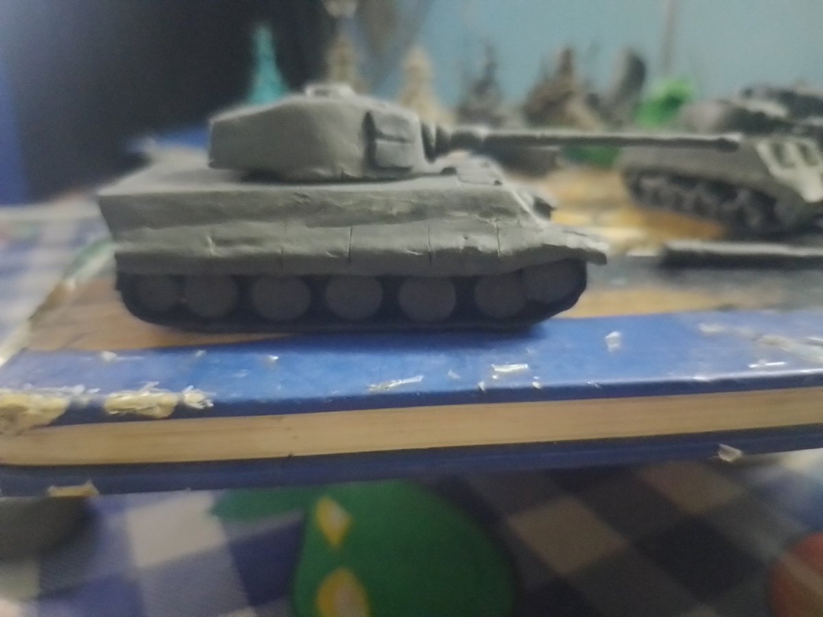 JuanarielAcost5's tweet image. Tiger 2 con
Cañón KwK 43 de 88 mm L/71
/
Con Cañon de 10.5 cm Kw.K
