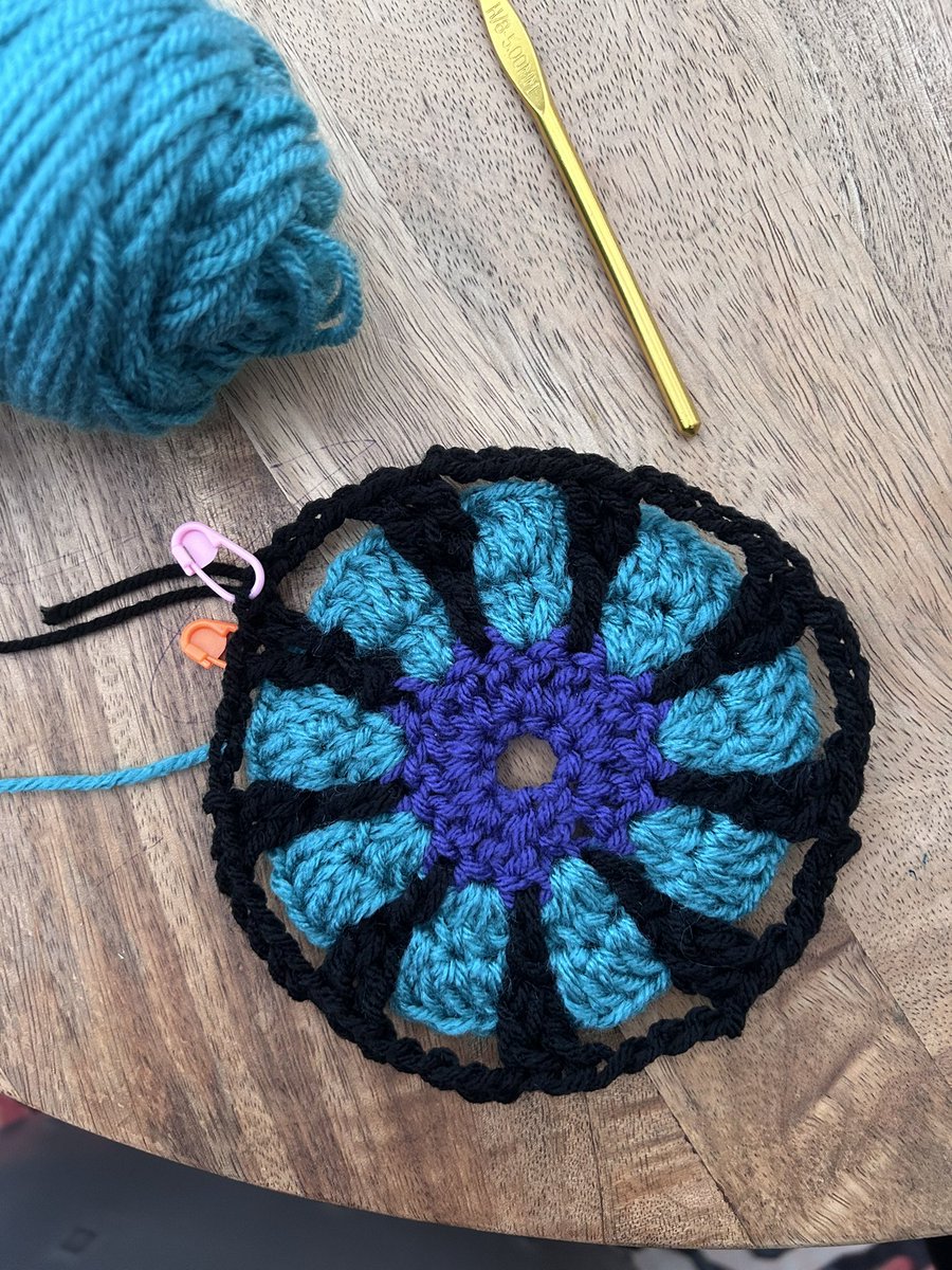 SummrWrites's tweet image. Today’s goals:
Don’t go in to labor
Finish my first complex-ish granny square
Lift weights