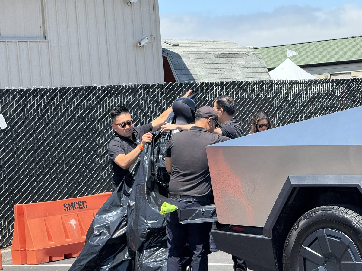 Dragonboy155's tweet image. X Takeover in San Mateo!!
They pulled Optimus out and covered him quick as the paparazzi swooped in. 😂
Bot Tesla $TSLA