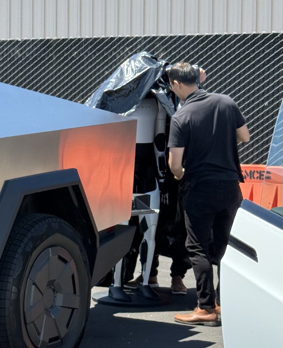 Dragonboy155's tweet image. X Takeover in San Mateo!!
They pulled Optimus out and covered him quick as the paparazzi swooped in. 😂
Bot Tesla $TSLA