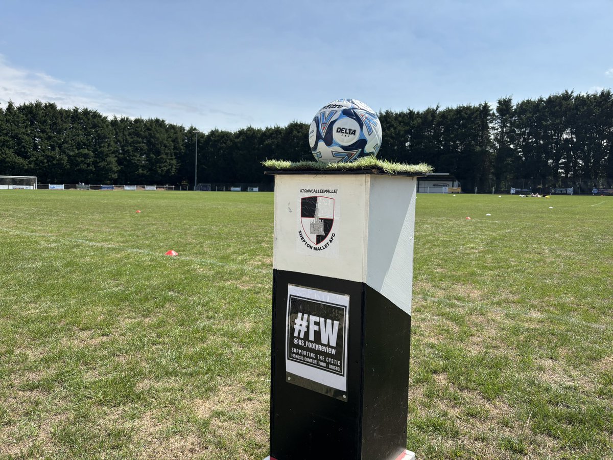 AS_FootyReview's tweet image. What a top day at @Mallet_AFC today, thank you to all the club for making #FW match ball sponsor, having a pic with the mascots and seeing the #FW board up at the ground… a special club this, with some very good people, thank you for the support and a memorable day!! 🙌🏼🤍 #FW…