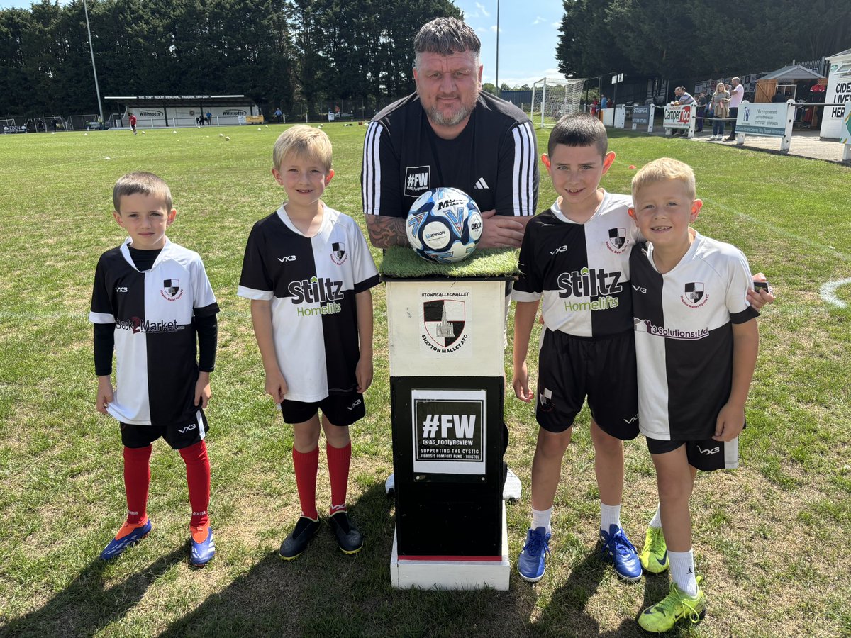 AS_FootyReview's tweet image. What a top day at @Mallet_AFC today, thank you to all the club for making #FW match ball sponsor, having a pic with the mascots and seeing the #FW board up at the ground… a special club this, with some very good people, thank you for the support and a memorable day!! 🙌🏼🤍 #FW…