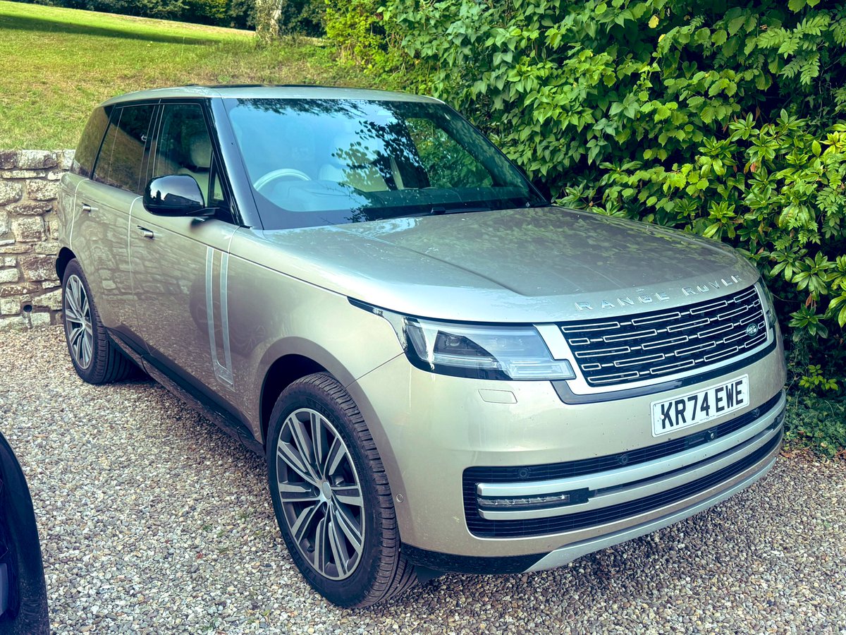 Andrew_Frankel's tweet image. 200 miles from dawn, then on feet all day judging Festival of the Unexceptional, then 200 miles home. Barely noticed it. What a big, beautiful, brilliant beast this current Range Rover is.