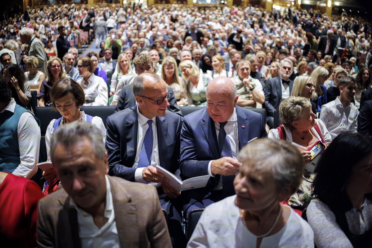 _CStocker's tweet image. Ich freue mich sehr, dass @Bundeskanzler Friedrich Merz heute mein Gast bei den Salzburger Festspielen ist.
Sein Besuch in Salzburg unterstreicht die enge persönliche, politische und kulturelle Verbundenheit zwischen Österreich und Deutschland. Schön, auch einmal in diesem…
