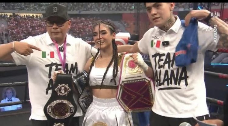 EditorMzt's tweet image. 🏆🥊 ALANA HACE HISTORIA EN LA VELADA DEL AÑO 🥊🏆
Con una contundente victoria sobre Arigeli, Alana Flores conquista su tercer título y se corona bicampeona del evento más esperado del boxeo en streaming.
🔥 Leyenda absoluta. Reina del ring. Orgullo de México. 🇲🇽
#ALANAFLORES