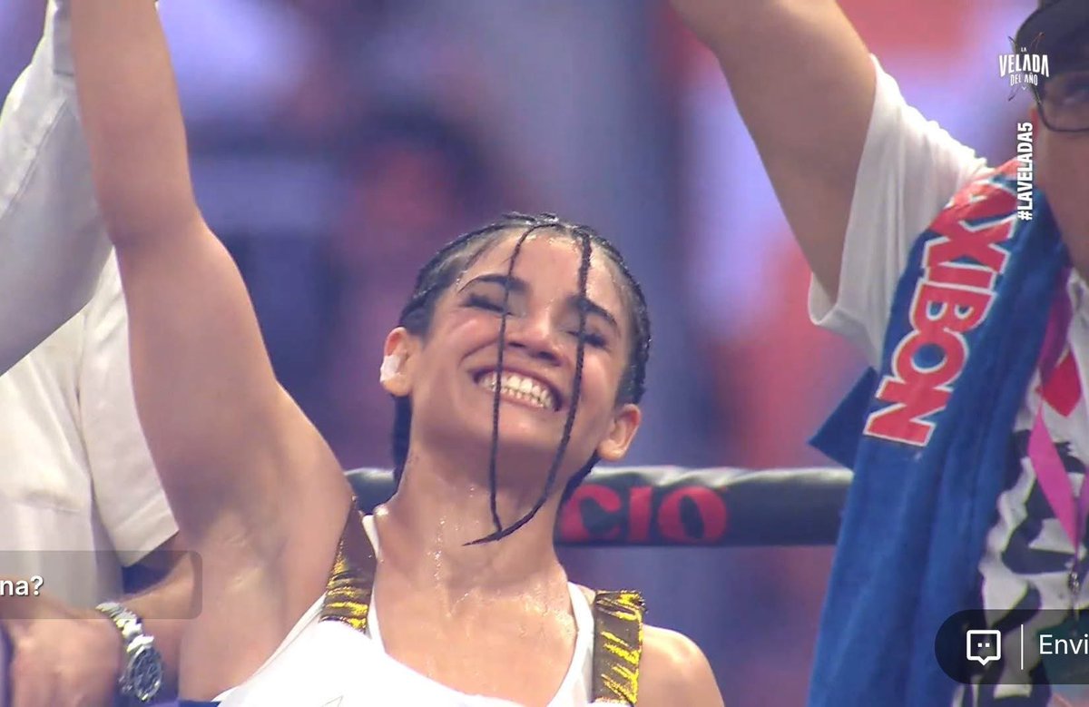EditorMzt's tweet image. 🏆🥊 ALANA HACE HISTORIA EN LA VELADA DEL AÑO 🥊🏆
Con una contundente victoria sobre Arigeli, Alana Flores conquista su tercer título y se corona bicampeona del evento más esperado del boxeo en streaming.
🔥 Leyenda absoluta. Reina del ring. Orgullo de México. 🇲🇽
#ALANAFLORES