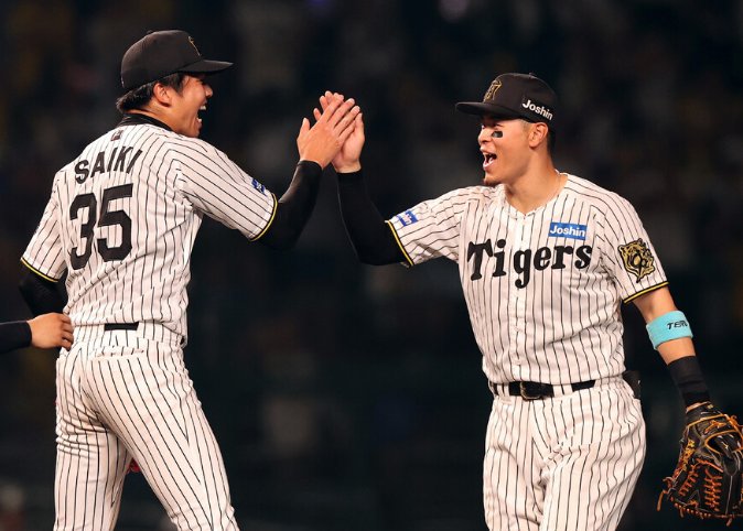 ⭐️状態確認【オマケ有　阪神タイガースユニ】佐藤輝明選手と大山悠輔選手 ⭐️状態確認【オマケ有 阪神タイガースユニ】佐藤輝明選手と